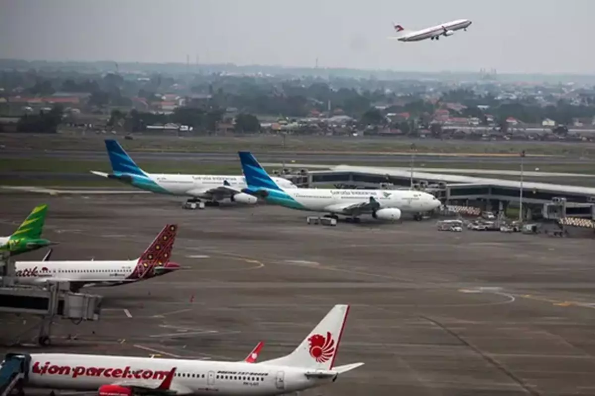 Menko Airlangga Hartarto bocorkan bakal ada diskon tiket pesawat untuk Nataru 2025-2026