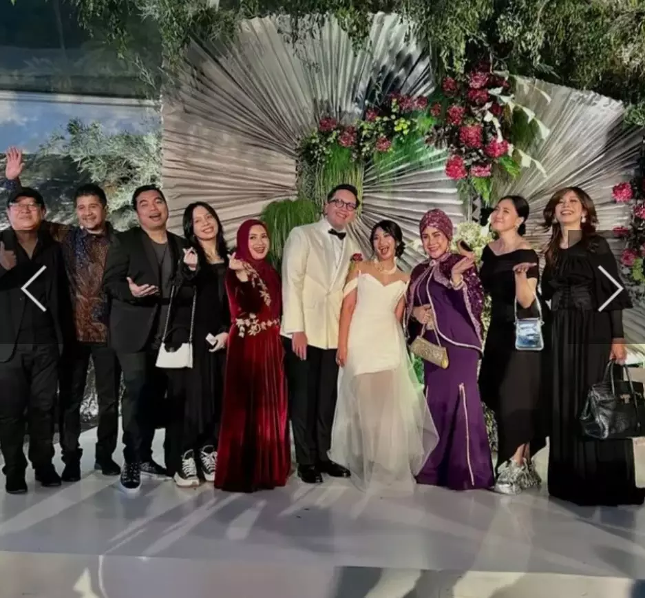 Acara bertabur artis senior, ini gaya 7 seleb hadir di nikahan anak Ikke Nurjanah dan Aldi Bragi © 2025 brilio.net Acara bertabur artis senior, ini gaya 7 seleb hadir di nikahan anak Ikke Nurjanah dan Aldi Bragi © 2025 brilio.net