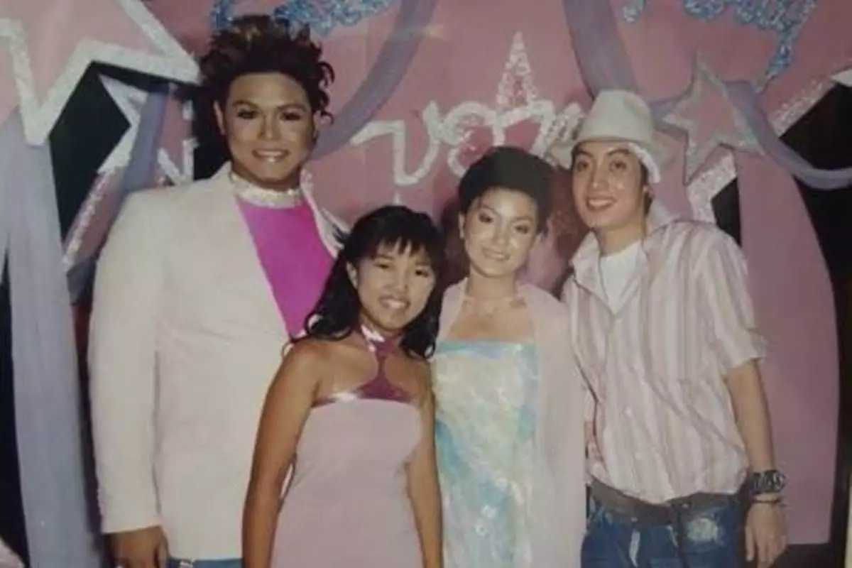 Parasnya tak menua bak vampire, potret 11 seleb reka ulang foto lawas ini bikin melongo