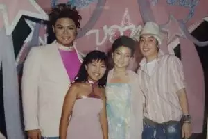 Parasnya tak menua bak vampire, potret 11 seleb reka ulang foto lawas ini bikin melongo