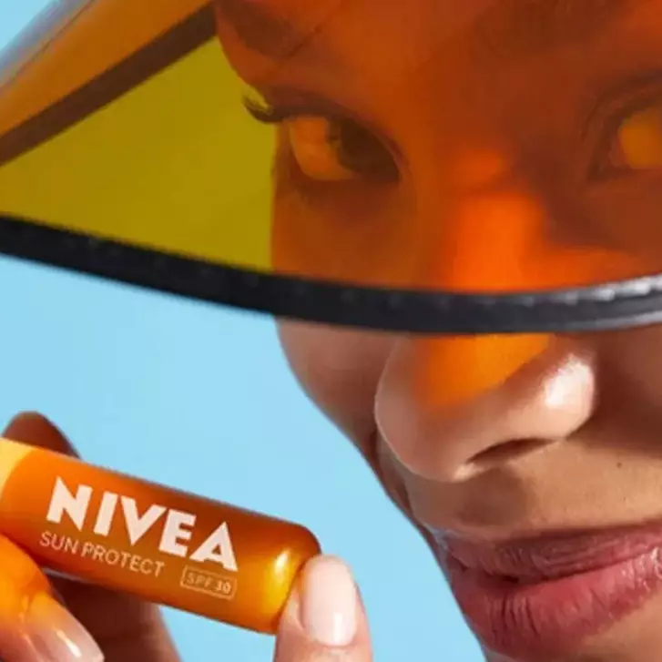 7 Rekomendasi lip balm dengan SPF saat bibir cepat kering karena perubahan cuaca mendadak.