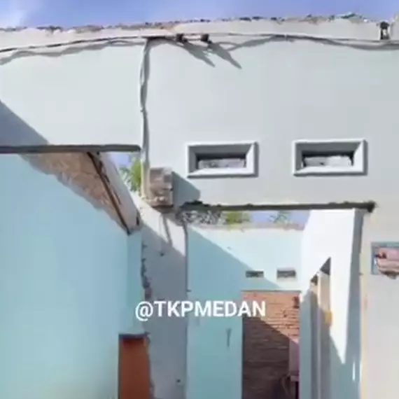 Kontrakkan rumah Rp5 juta per tahun, pria ini kaget rumahnya dibongkar penyewa hanya sisakan tembok