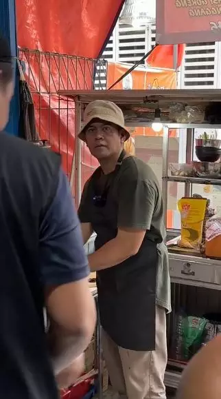 Aris Genta jadi penjual tahu bakso © berbagai sumber Aris Genta jadi penjual tahu bakso © berbagai sumber