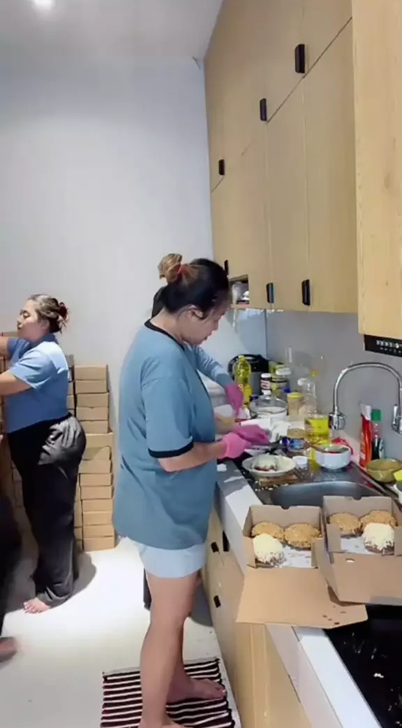 Pinkan Mambo punya karyawan dan ganti dapur © 2025 brilio.net Pinkan Mambo punya karyawan dan ganti dapur © 2025 brilio.net