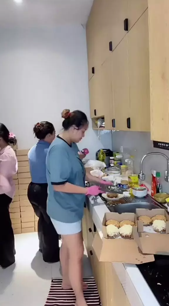 Pinkan Mambo punya karyawan dan ganti dapur © 2025 brilio.net Pinkan Mambo punya karyawan dan ganti dapur © 2025 brilio.net