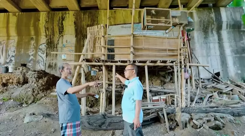 Kisah eks dokter THT tinggal di kolong jembatan © 2025 YouTube Kisah eks dokter THT tinggal di kolong jembatan © 2025 YouTube