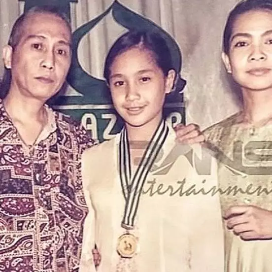 Parasnya beda dengan sekarang, potret jadul 11 seleb pas lulusan sekolah ini bikin lupa wajah aslinya