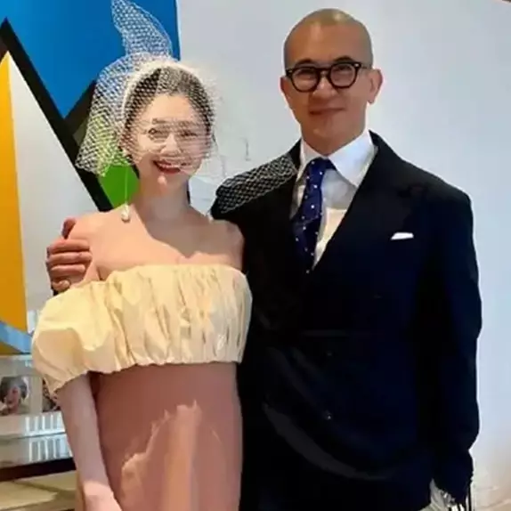 Potret kesetiaan DJ Koo, setiap hari duduk berjam-jam di makan Barbie Hsu, tak peduli diguyur hujan