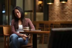 100 Kata-kata sad Jawa putus cinta dan artinya, penuh luka tapi puitis banget