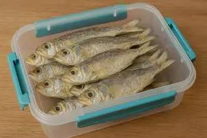 Stop bikin dapur bau, ini trik cerdas menyimpan ikan asin agar awet berbulan-bulan tanpa jamuran