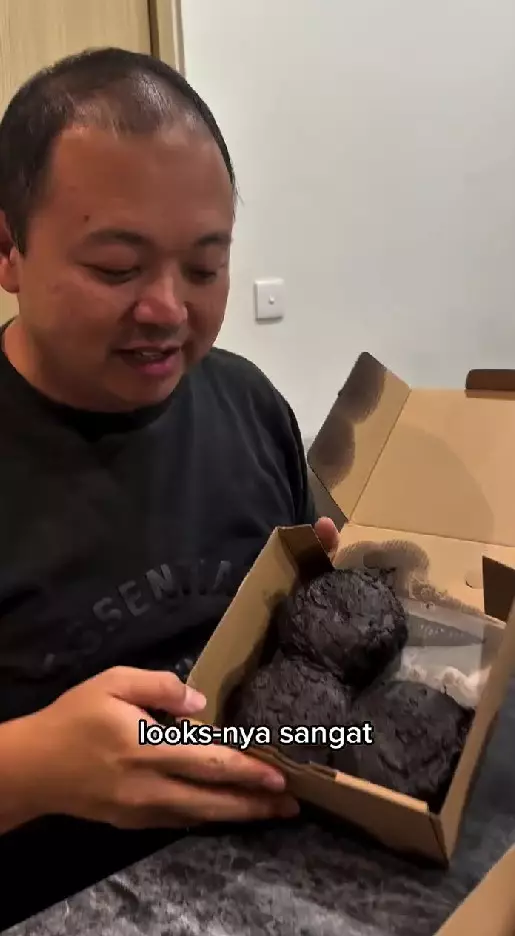 Codeblu beri review donat Pinkan Mambo © Instagram