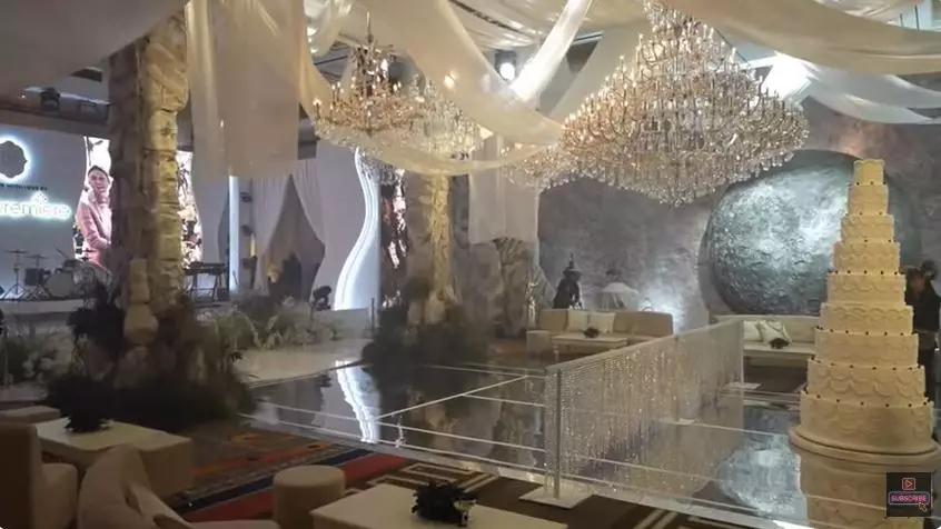 Potret dekorasi resepsi Luna Maya di Jakarta © 2025 YouTube