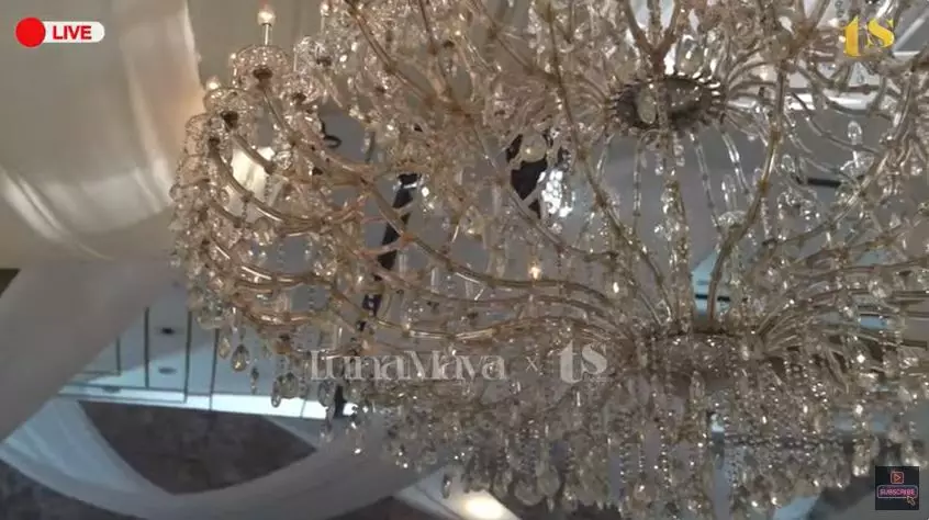 Potret dekorasi resepsi Luna Maya di Jakarta © 2025 YouTube