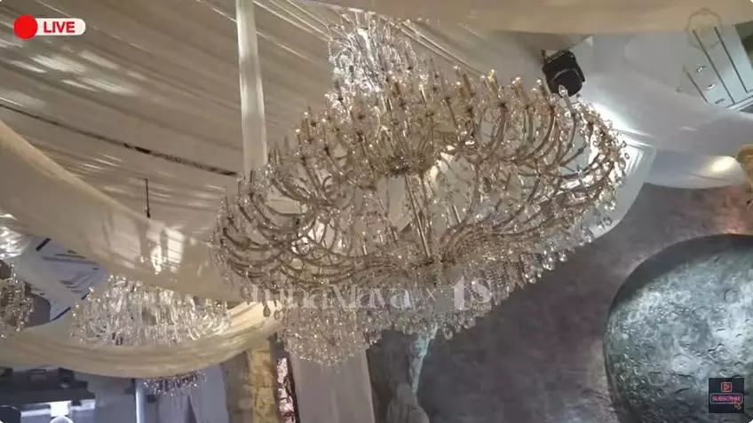 Potret dekorasi resepsi Luna Maya di Jakarta © 2025 YouTube