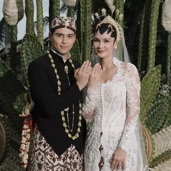 8 Potret detail dekorasi resepsi Luna Maya dan Maxime Bouttier di Jakarta, unik dengan hiasan bulan