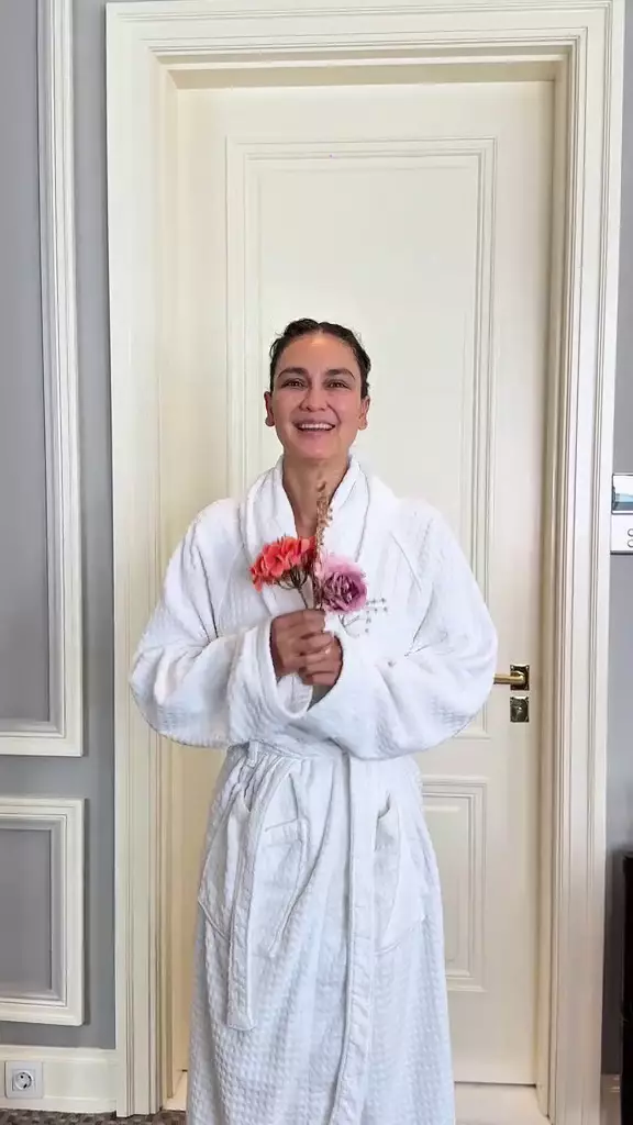 Detail penampilan Luna Maya di acara resepsi © 2025 brilio.net