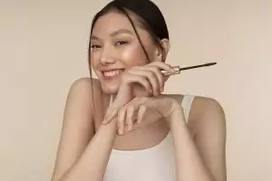 10 Makeup ringan tahan lama untuk wajah berminyak saat cuaca panas, lembap dan gerah