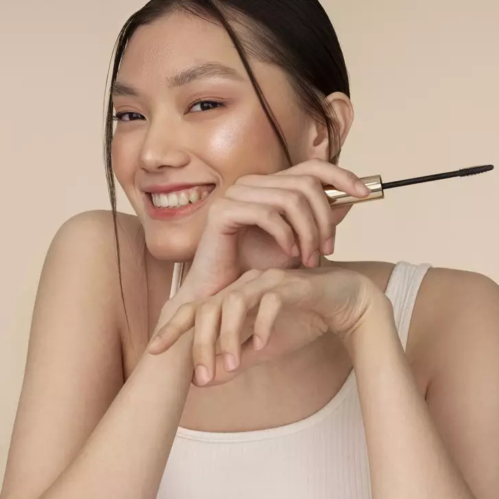 10 Makeup ringan tahan lama untuk wajah berminyak saat cuaca panas, lembap dan gerah