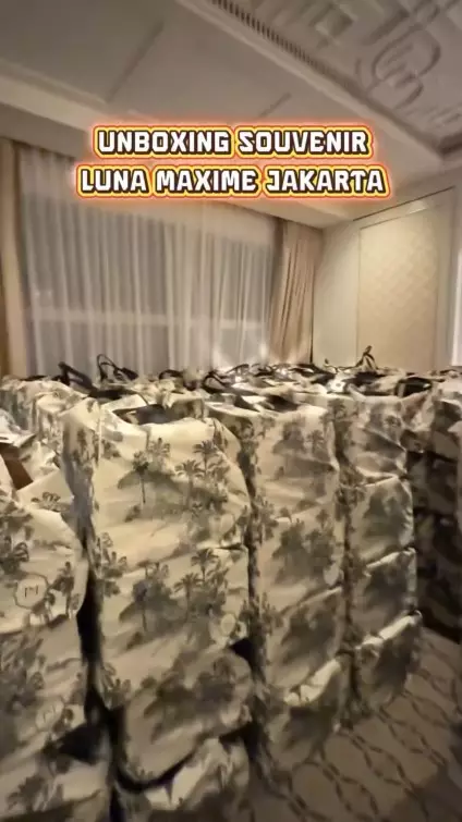 Suvenir antimainstream dari Luna dan Maxime © Instagram Suvenir antimainstream dari Luna dan Maxime © Instagram