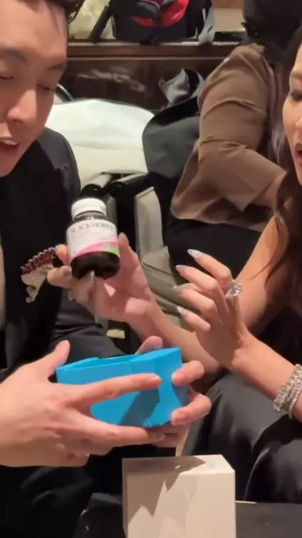 Suvenir antimainstream dari Luna dan Maxime © Instagram Suvenir antimainstream dari Luna dan Maxime © Instagram