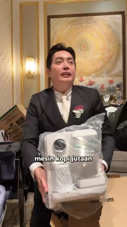 Suvenir antimainstream dari Luna dan Maxime © Instagram Suvenir antimainstream dari Luna dan Maxime © Instagram