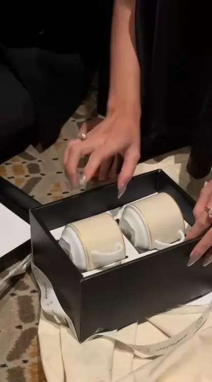 Suvenir antimainstream dari Luna dan Maxime © Instagram Suvenir antimainstream dari Luna dan Maxime © Instagram