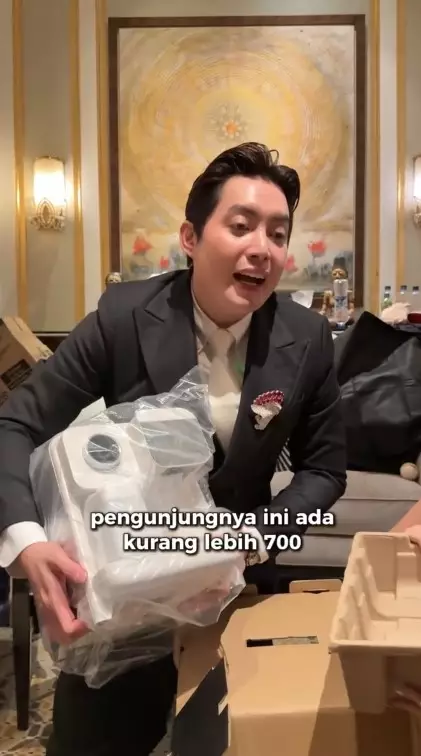 Suvenir antimainstream dari Luna dan Maxime © Instagram Suvenir antimainstream dari Luna dan Maxime © Instagram