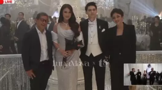 Rocky Gerung gandeng cewek saat resepsi Luna Maya © TikTok