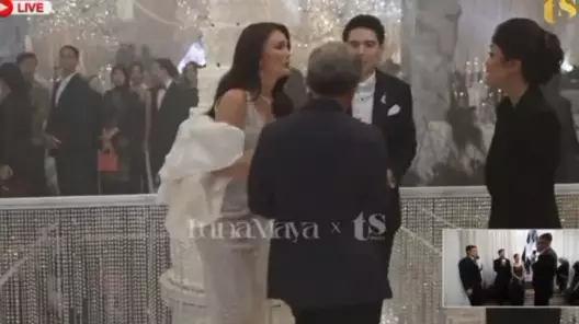 Rocky Gerung gandeng cewek saat resepsi Luna Maya © TikTok