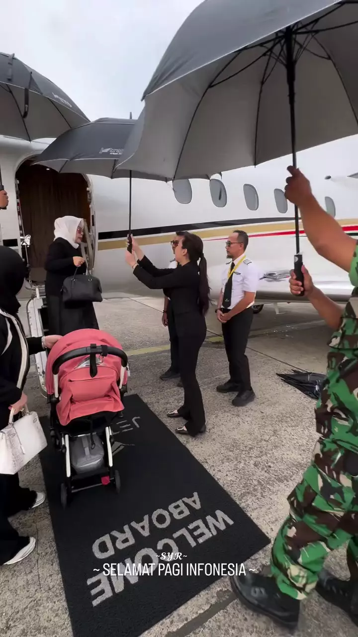 Syahrini dan Raino Barack pulang ke Indonesia © 2025 Instagram Syahrini dan Raino Barack pulang ke Indonesia © 2025 Instagram