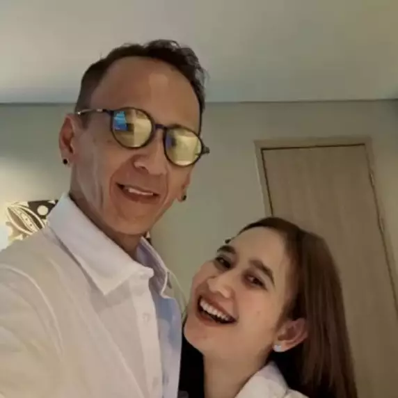 Beda usia dengan suami terpaut 32 tahun, ini 7 potret kebersamaan Putri Angelina dan Raymond Manthey