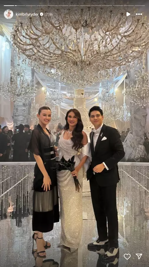 Kimberly Ryder pakai dress vintage punya mama © 2025 Instagram