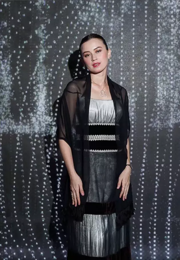 Kimberly Ryder pakai dress vintage punya mama © 2025 Instagram