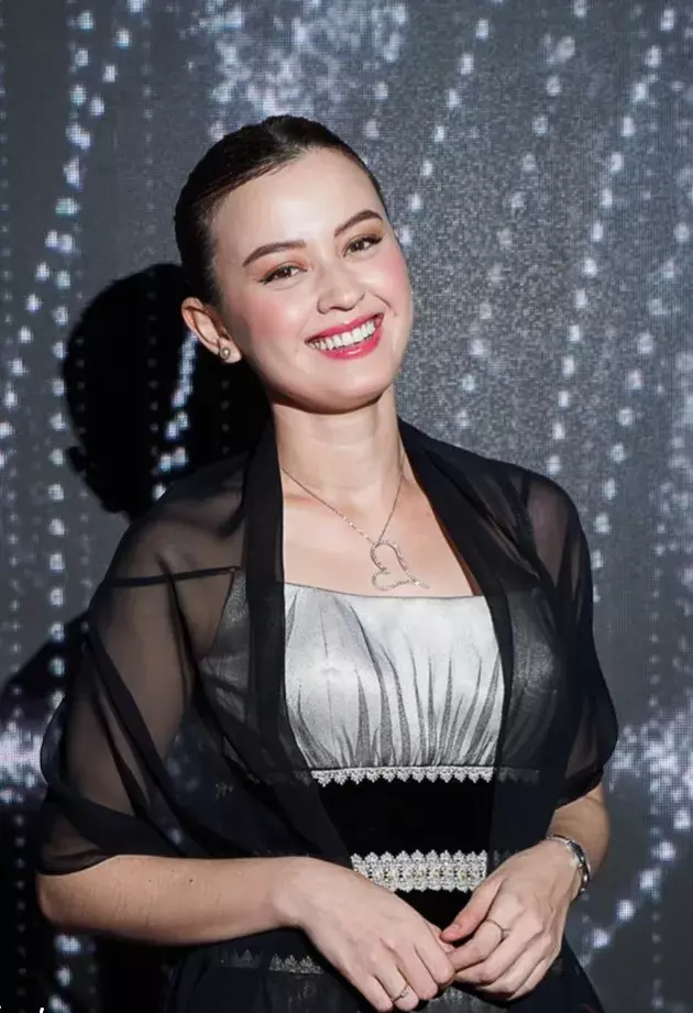 Kimberly Ryder pakai dress vintage punya mama © 2025 Instagram