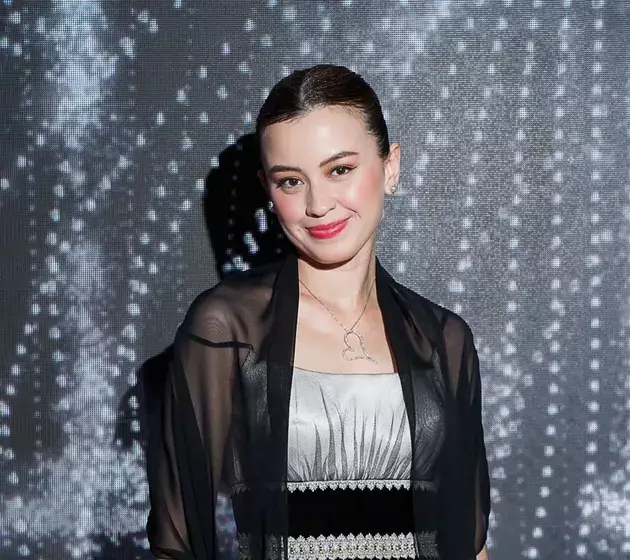 Kimberly Ryder pakai dress vintage punya mama © 2025 Instagram