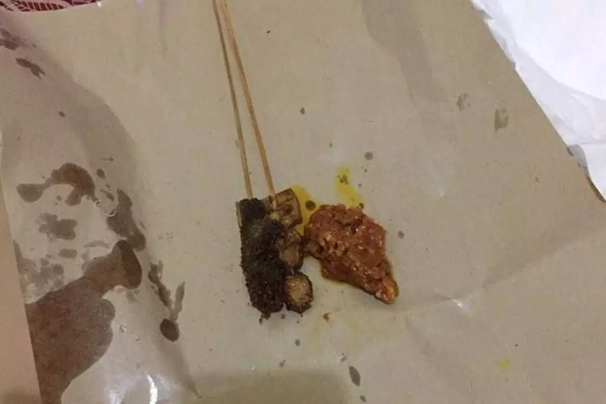 7 Momen apes saat beli sate, ekspektasi bikin laper tapi realita bikin ngelus dada