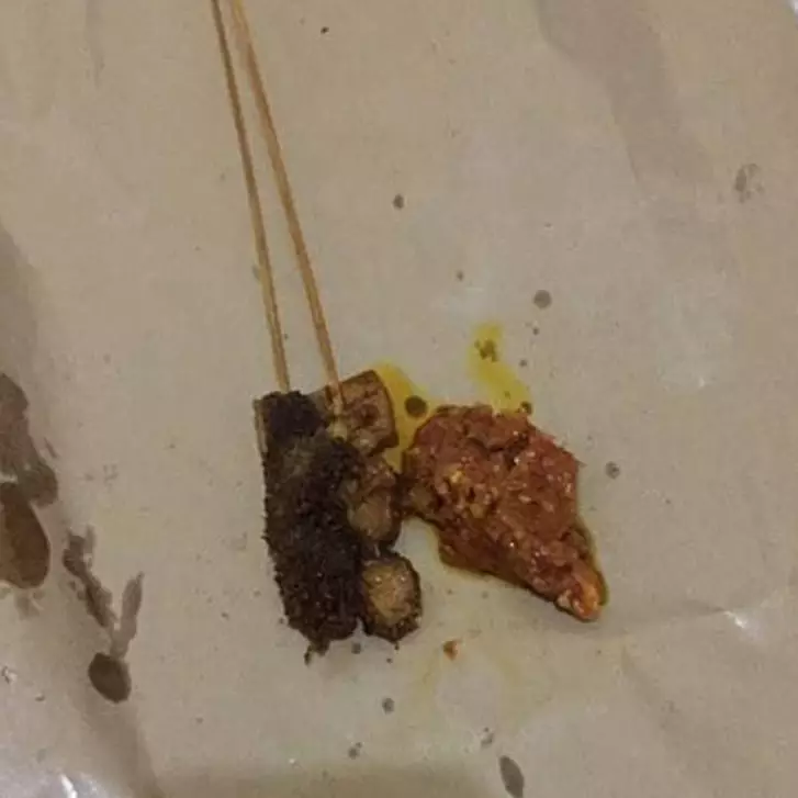 7 Momen apes saat beli sate, ekspektasi bikin laper tapi realita bikin ngelus dada