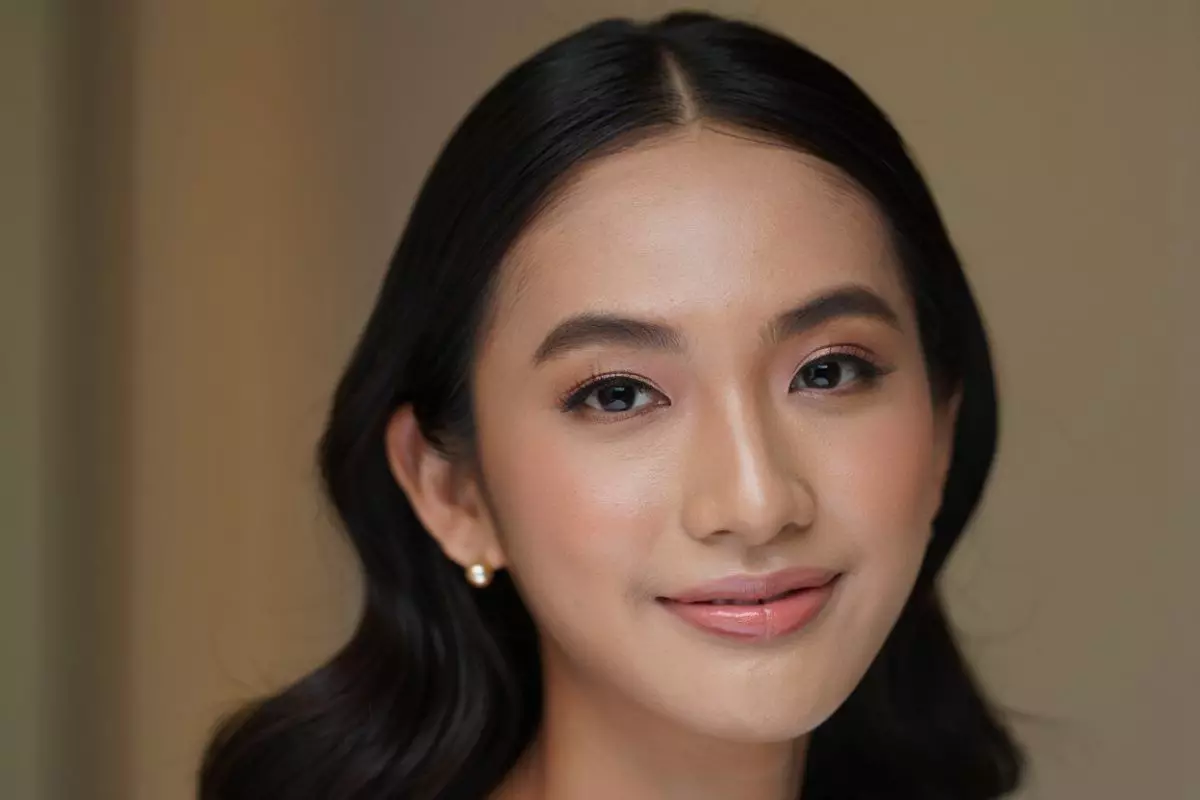 5 Trik makeup kondangan simpel 10 menit, hasilnya auto glowing dan elegan