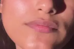 Tak perlu racikan bahan, ini cara simpel bikin bibir hitam jadi merah alami pakai 1 jenis buah
