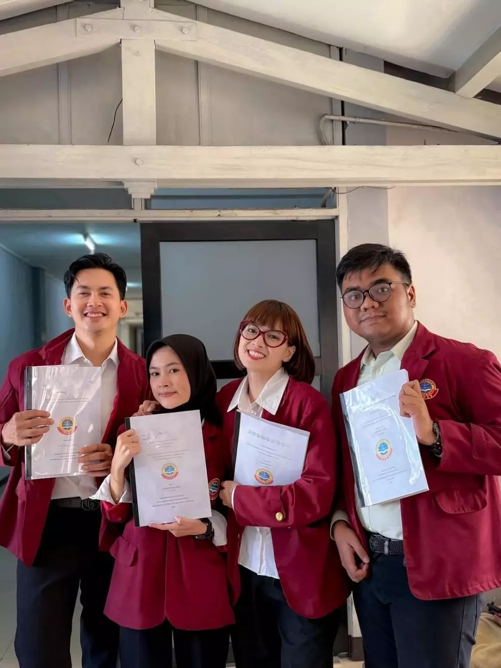 Chika Jessica berjuang kerjakan skripsi di usia 37 tahun © 2025 Instagram Chika Jessica berjuang kerjakan skripsi di usia 37 tahun © 2025 Instagram
