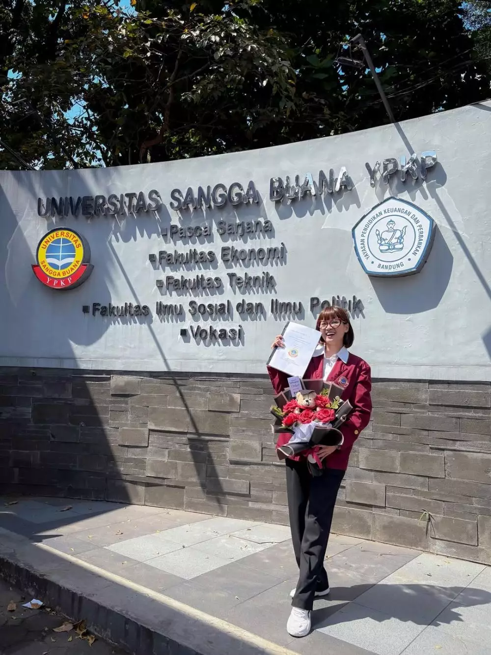 Chika Jessica berjuang kerjakan skripsi di usia 37 tahun © 2025 Instagram Chika Jessica berjuang kerjakan skripsi di usia 37 tahun © 2025 Instagram