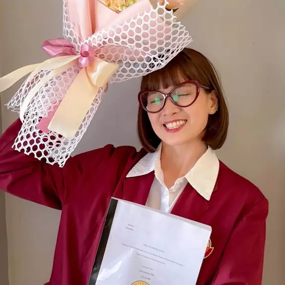 9 Potret Chika Jessica kerjakan skripsi, perjuangannya raih gelar sarjana di usia 37 tahun bikin haru