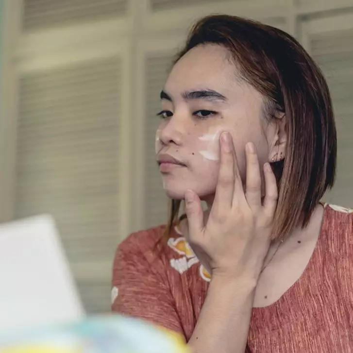 Amankah mencampur dua jenis sunscreen demi perlindungan wajah maksimal? Ini penjelasannya menurut ahli