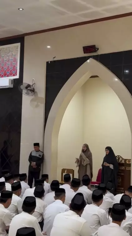 Celine Evangelista beri kajian © Instagram