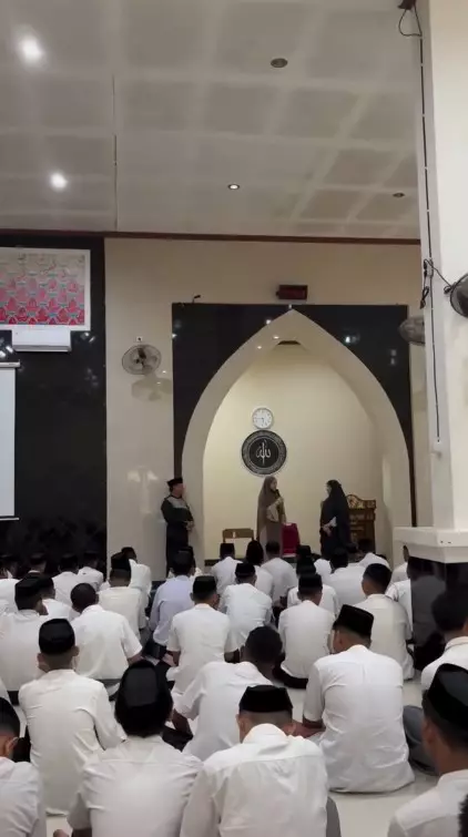 Celine Evangelista beri kajian © Instagram