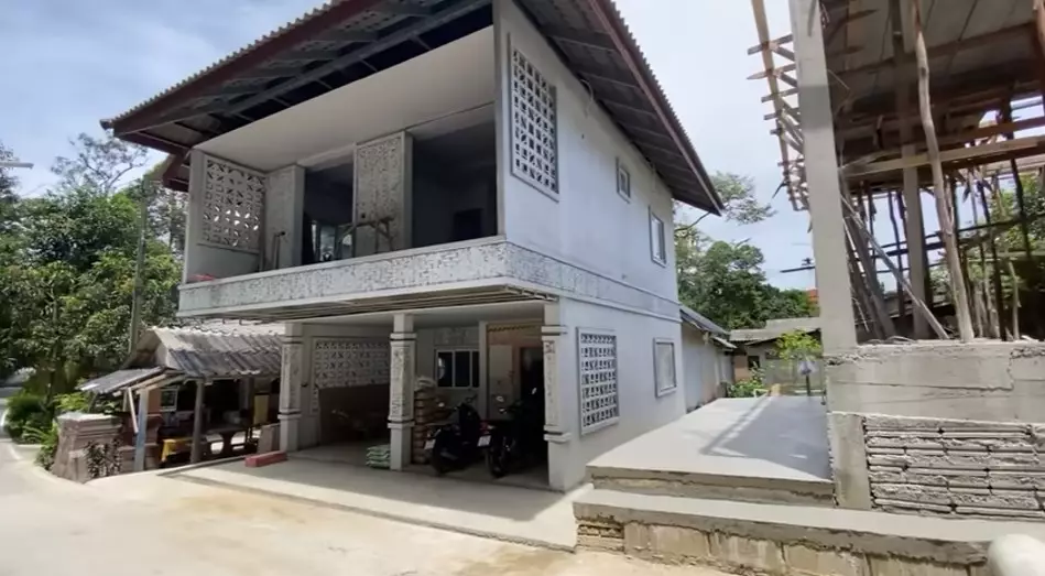 Jirayut bangun rumah megah di kampung © YouTube Jirayut bangun rumah megah di kampung © YouTube