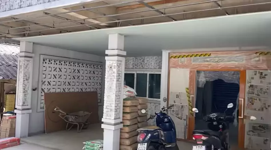 Jirayut bangun rumah megah di kampung © YouTube Jirayut bangun rumah megah di kampung © YouTube