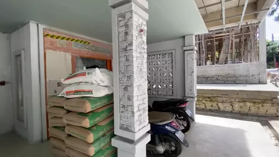 Jirayut bangun rumah megah di kampung © YouTube Jirayut bangun rumah megah di kampung © YouTube