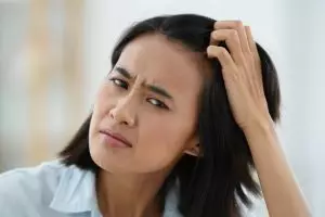 7 Cara ampuh menghilangkan ketombe membandel secara alami dan permanen