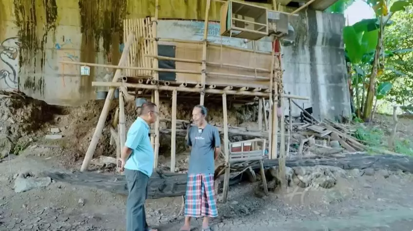 Dokter lulusan UI tinggal di kolong jembatan diduga berbohong © 2025 YouTube